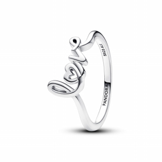 Prsten sa ručno ispisanom riječi ljubav 