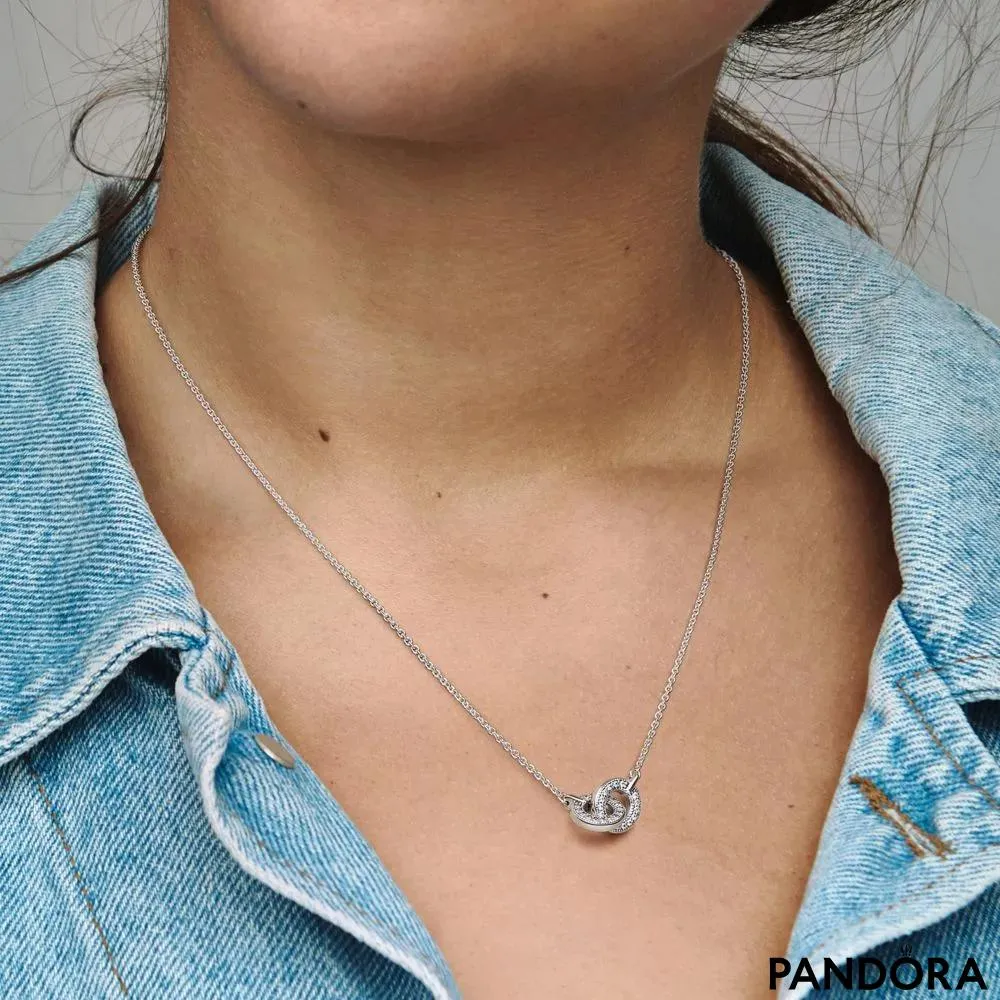Ogrlica od čistog srebra Pandora logo isprepletani krug sa prozirnim kockastim cirkonima 